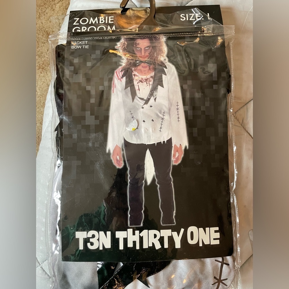 Hot‎ Topic zombie costume with fx makeup! Never worn or used!
